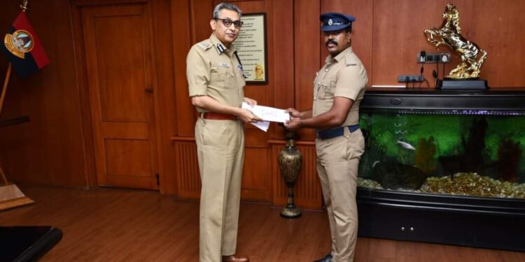 இரயில் டிக்கெட் எடுத்து தருவதாக கூறி ஏமாற்றி பணம் மற்றும் செல்போனை பறித்துச் சென்ற வடமாநிலத்தைச் சேர்ந்த 6 நபர்களை கைது செய்த திருவல்லிக்கேணி காவல் குழுவினரை சென்னை ஆணையாளர் நேரில் அழைத்து வெகுமதி