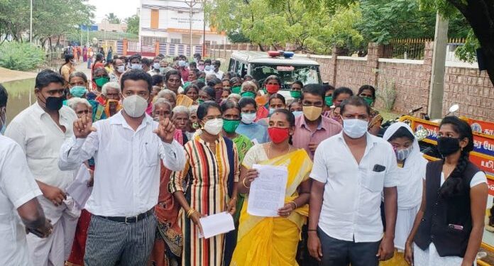 தூத்துக்குடி ஸ்டெர்லைட் ஆலையை திறக்க வலியுறுத்தி மீனவ மக்கள் ஆட்சியரிடம் மனு