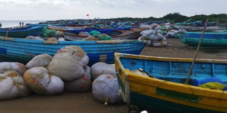 குறைந்த காற்றழுத்த தாழ்வு நிலைகாரணமாக வேதாரண்யம் பகுதி மீனவர்கள் 3வது நாளாக மீன்பிடிக்கக் கடலுக்கு செல்லவில்லை