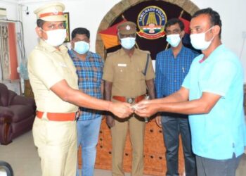 ATM இயந்திரத்தில் ரூ7000 பணம் வெளியே வந்த நிலையில் பணத்தை மீட்டு, தவறவிட்டவரிடம் ஒப்படைத்த மாவட்ட எஸ்‌‌‌பி ஸ்ரீனிவாசன்