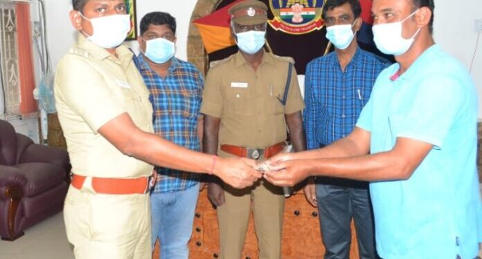 ATM இயந்திரத்தில் ரூ7000 பணம் வெளியே வந்த நிலையில் பணத்தை மீட்டு, தவறவிட்டவரிடம் ஒப்படைத்த மாவட்ட எஸ்பி ஸ்ரீனிவாசன்