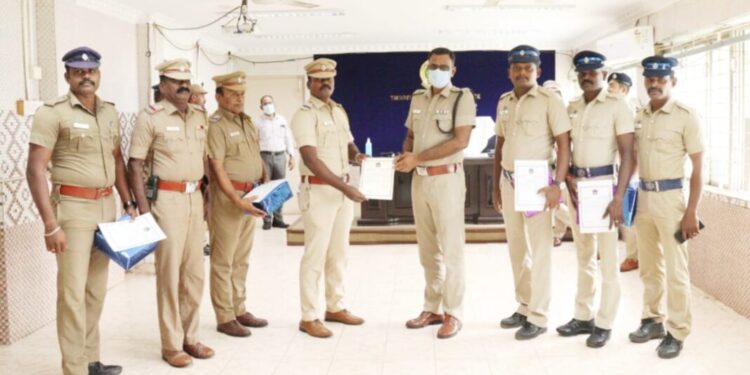 சிறப்பாக பணியாற்றிய காவல் ஆய்வாளர் உட்பட 19 காவல்துறையினருக்கு, மாவட்ட காவல் கண்காணிப்பாளர் எஸ். ஜெயக்குமார் வெகுமதி