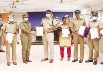 தூத்துக்குடி மாவட்டத்தில் கடந்த வாரம் சிறப்பாக பணியாற்றிய 19 காவல்துறையினருக்கு மாவட்ட எஸ்பி எஸ். ஜெயக்குமார் வெகுமதி வழங்கி பாராட்டினார்.