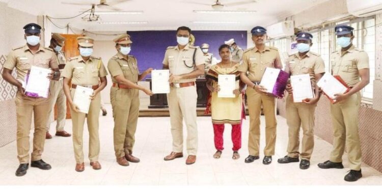 தூத்துக்குடி மாவட்டத்தில் கடந்த வாரம் சிறப்பாக பணியாற்றிய 19 காவல்துறையினருக்கு மாவட்ட எஸ்பி எஸ். ஜெயக்குமார் வெகுமதி வழங்கி பாராட்டினார்.