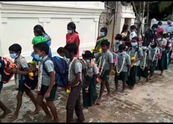 20 மாதங்களுக்கு பிறகு பள்ளிகள் தி|றப்பு – மேளதாளம் முழங்க பூங்கொத்து கொடுத்து மாணவர்களை வரவேற்ற ஆசிரியர்கள்.
