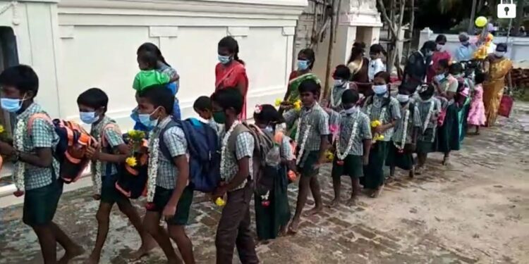 20 மாதங்களுக்கு பிறகு பள்ளிகள் தி|றப்பு – மேளதாளம் முழங்க பூங்கொத்து கொடுத்து மாணவர்களை வரவேற்ற ஆசிரியர்கள்.