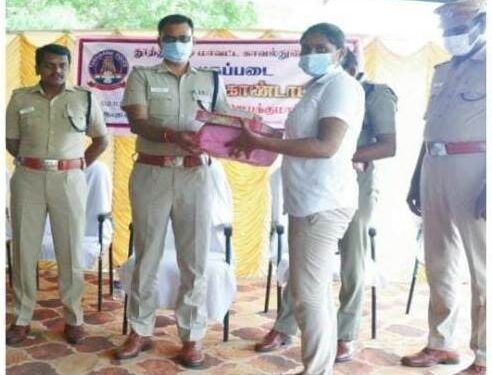 தூத்துக்குடி மாவட்ட எஸ்பி ஜெயக்குமார் தலைமையில் தீபாவளி கொண்டாட்டம் – தலை தீபாவளி கொண்டாடும் காவலர்கள் 46 பேருக்கு பட்டாசு, இனிப்பு மற்றும் பரிசு