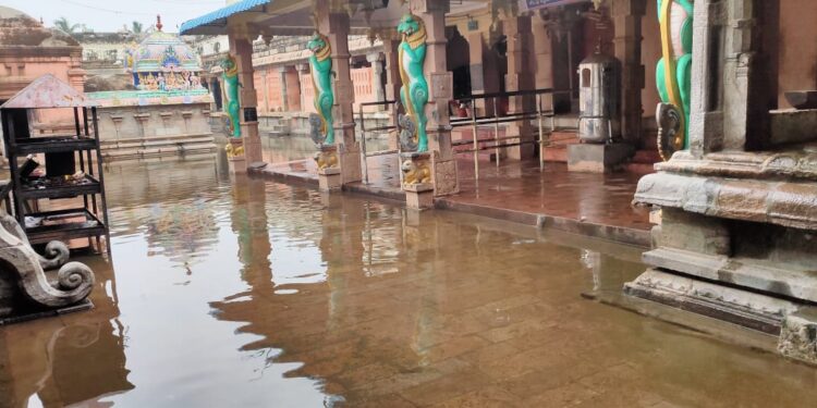 வேதாரண்யத்தில் மழை – உப்பள தொழிலாளர் குடியிருப்பில் தண்ணீர் புகுந்தது நகராட்சி நிர்வாகம் சார்பில் நிவாரண முகாமில் தங்க வைப்பு