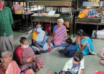 வேதாரண்யத்தில் மழை – உப்பள தொழிலாளர் குடியிருப்பில் தண்ணீர் புகுந்தது நகராட்சி நிர்வாகம் சார்பில் நிவாரண முகாமில் தங்க வைப்பு