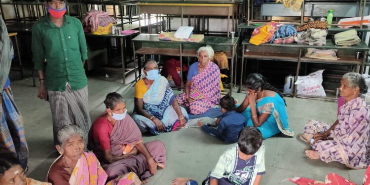 வேதாரண்யத்தில் மழை – உப்பள தொழிலாளர் குடியிருப்பில் தண்ணீர் புகுந்தது நகராட்சி நிர்வாகம் சார்பில் நிவாரண முகாமில் தங்க வைப்பு