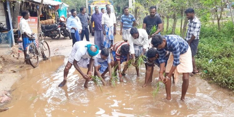 வேதாரண்யம் அருகே உள்ள செட்டிபுலம் ஊராட்சியில் கடந்த 15 ஆண்டுகளாக செப்பனிட படாமல் உள்ள சாலையில் மழைநீர் தேங்கி உள்ளதால் பொதுமக்கள் மற்றும் பள்ளி செல்லும் மாணவர்கள் அவதி ஆகையால் பெற்றோர்கள் சாலையில் நடவு நட்டு போராட்டத்தில் ஈடுபட்டனர்