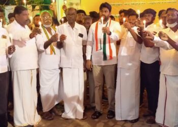 வேளாண் சட்டத்தை எதிர்த்து உயிரிழந்த 720 விவசாயிகளுக்கு ஸ்ரீவைகுண்டம் எம்எல்ஏ ஊர்வசி அமிர்தராஜ் தலைமையில் காங்கிரஸார் மெழுகுவர்த்தி ஏந்தி அஞ்சலி!!