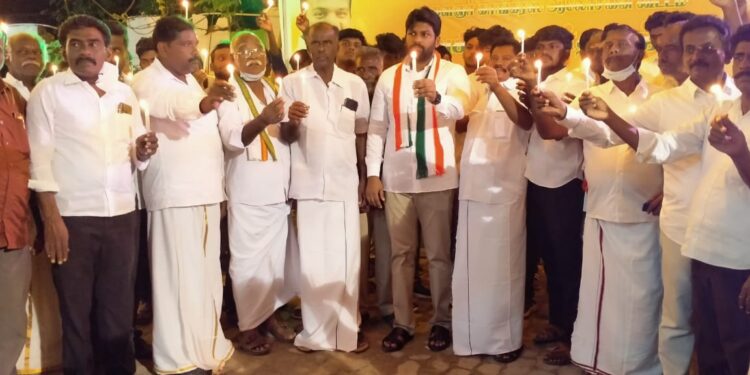 வேளாண் சட்டத்தை எதிர்த்து உயிரிழந்த 720 விவசாயிகளுக்கு ஸ்ரீவைகுண்டம் எம்எல்ஏ ஊர்வசி அமிர்தராஜ் தலைமையில் காங்கிரஸார் மெழுகுவர்த்தி ஏந்தி அஞ்சலி!!