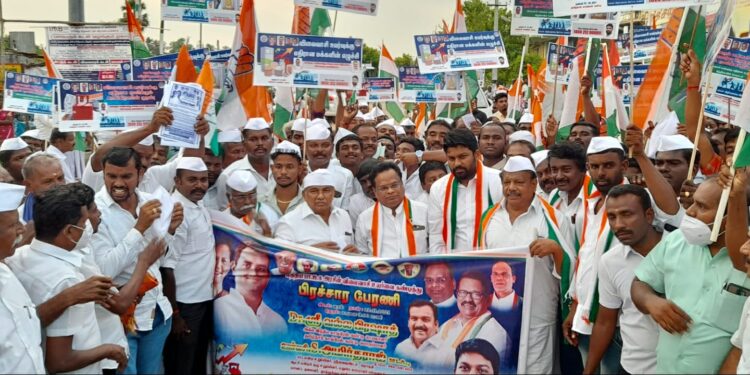 மத்திய பாஜக அரசின் விலைவாசி உயர்வை கண்டித்து தூத்துக்குடி தெற்கு மாவட்ட காங்கிரஸ் சார்பில்  மக்கள் எழுச்சியோடு நடைபெற்ற விழிப்புணர்வு பிரச்சார பேரணி – காங்கிரஸ் கமிட்டி பொறுப்பாளர்  டாக்டர் ஸ்ரீ வல்ல பிரஷாத், ஸ்ரீவை எம்எல்ஏ ஊர்வசி அமிர்தராஜ் பங்கேற்பு