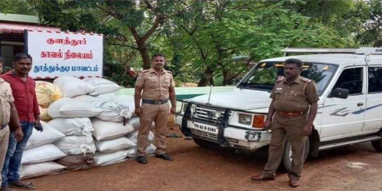 குளத்தூர் பகுதியில் சட்டவிரோதமாக 50 கிலோ எடையுள்ள 35 மூட்டை ரேஷன் அரிசி மற்றும் கடத்தலுக்கு பயன்படுத்தப்பட்ட வாகனம் பறிமுதல்.