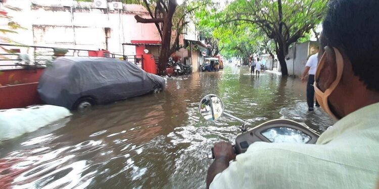 தமிழகத்தின் கடலோர மாவட்டங்களுக்கு ரெட் அலர்ட் எச்சரிக்கை