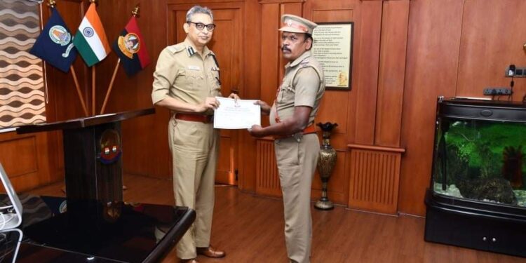 ஆட்டோவில் பயணி தவறவிட்ட லேப்டாப்பை மீட்டு உரியவரிடம் ஒப்படைத்த நுங்கம்பாக்கம் காவல் ஆய்வாளர் – ஆணையாளர் நேரில் அழைத்துப் பாராட்டி வெகுமதி