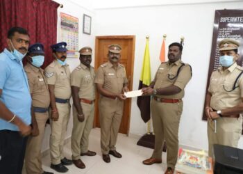 கஞ்சா மற்றும் குட்கா குற்றவாளிகளை கையும் களவுமாக பிடித்த காவலர்களை தருமபுரி எஸ்பி வெகுமதி வழங்கி பாராட்டு