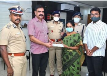 ஆடு திருடர்களால் கொலை செய்யப்பட்டு இறந்த சிறப்பு உதவி ஆய்வாளர் குடும்பத்திற்கு கூடுதல் டிஜிபி நிதியுதவி