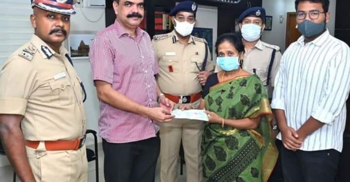 ஆடு திருடர்களால் கொலை செய்யப்பட்டு இறந்த சிறப்பு உதவி ஆய்வாளர் குடும்பத்திற்கு கூடுதல் டிஜிபி நிதியுதவி