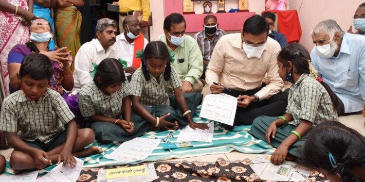 நாகப்பட்டினம் மாவட்டம் பாலையூர் ஊராட்சி அழிஞ்சமங்களம் கிராமத்தில் இல்லம் தேடிக் கல்வி மையத்தினை மாவட்ட ஆட்சியர் டாக்டர் அருண்தம்புராஜ் தொடங்கி வைத்தார்.