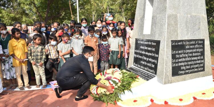 சுனாமி 17வது நினைவு தினம் – மாவட்ட ஆட்சியர் டாக்டர் அருண்தம்புராஜ் மலர்வளையம் வைத்து அஞ்சலி
