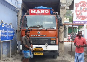 நெல்லை டவுன் காட்சி மண்டபத்தில் குறுகலான பாதையில் நுழைந்து லாரி சிக்கிக்கொண்டது