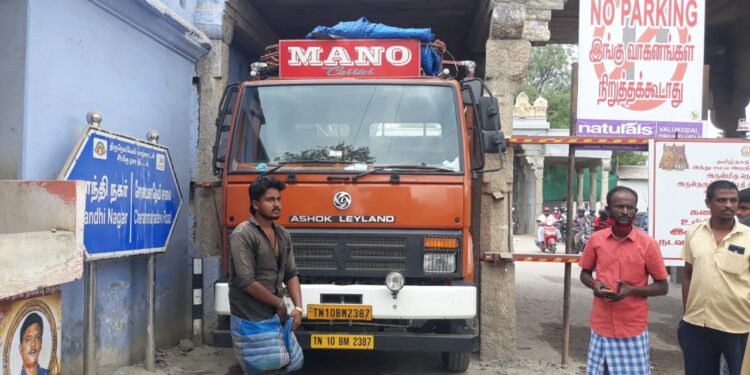நெல்லை டவுன் காட்சி மண்டபத்தில் குறுகலான பாதையில் நுழைந்து லாரி சிக்கிக்கொண்டது