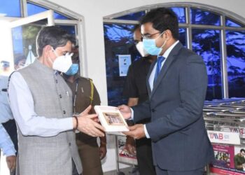 தமிழக ஆா்.என். ரவி தூத்துக்குடி வருகை – விமான நிலையத்தில் மாவட்ட ஆட்சியர் செந்தில்ராஜ் வரவேற்றார்.