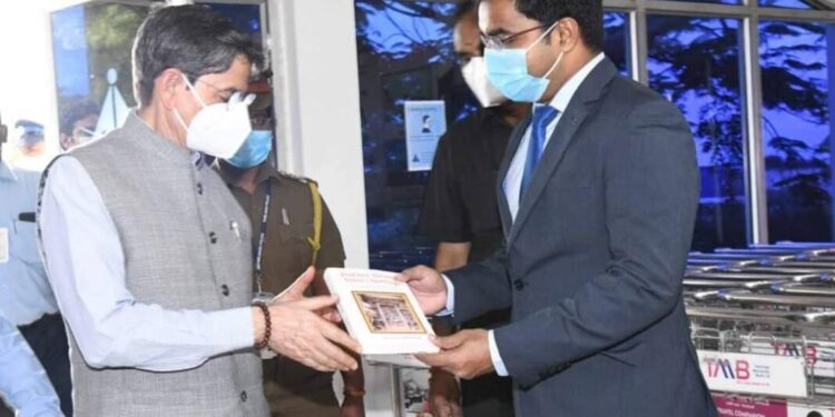 தமிழக ஆா்.என். ரவி தூத்துக்குடி வருகை – விமான நிலையத்தில் மாவட்ட ஆட்சியர் செந்தில்ராஜ் வரவேற்றார்.