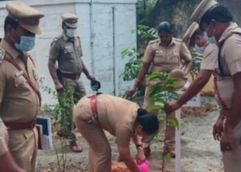 தேனி பெரியகுளம் அருகேயுள்ள தேவதானபட்டி காவல் நிலையத்தில் திண்டுக்கல் சரக டிஐஜி விஜயகுமாரி மரக்கன்றுகள் நடவு