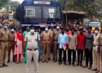 இளைஞர்கள், பெண்களுக்கு இலவசமாக பேருந்து வசதி ஏற்படுத்திய பெரியகுளம் டிஎஸ்பி முத்துக்குமார்