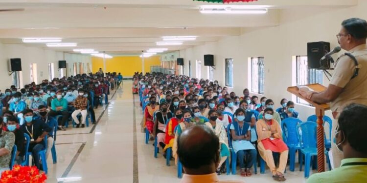 சமுகவலைதள குற்றங்கள் குறித்து கல்லூரி மாணவிகளுக்கு மாவட்ட எஸ்பி விழிப்புணர்வு