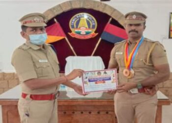 குத்துசண்டை போட்டியில் தங்க பதக்கம் வென்ற சார்பு ஆய்வாளர் இசக்கி ராஜாவை எஸ்பி நேரில் அழைத்து பாராட்டு