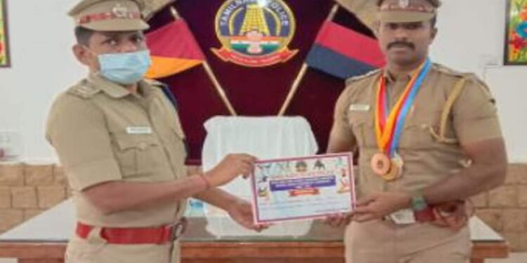 குத்துசண்டை போட்டியில் தங்க பதக்கம் வென்ற சார்பு ஆய்வாளர் இசக்கி ராஜாவை எஸ்பி நேரில் அழைத்து பாராட்டு