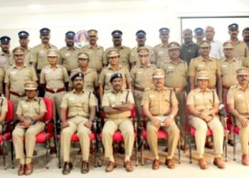 சிறப்பாக பணியாற்றிய ஈரோடு மாவட்ட காவல் அதிகாரிகள் மற்றும் ஆளிநர்களுக்கு கோவை டி.ஐ.ஜி நேரில் பாராட்டு
