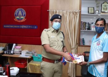 தடகளப் போட்டியில் வெற்றி பெற்ற பெண் காவலரை பாராட்டிய கன்னியாகுமரி மாவட்ட காவல் கண்காணிப்பாளர்