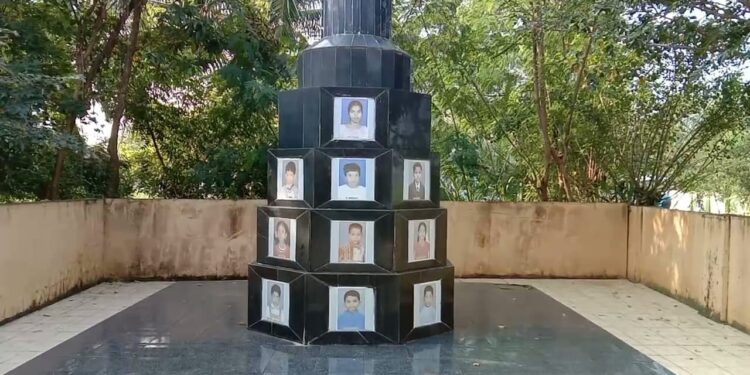 பள்ளி வேன் கவிழ்ந்த விபத்தில் குழந்தைகள், ஆசிரியை பலியான 12-ம் ஆண்டு நினைவு தினம் .