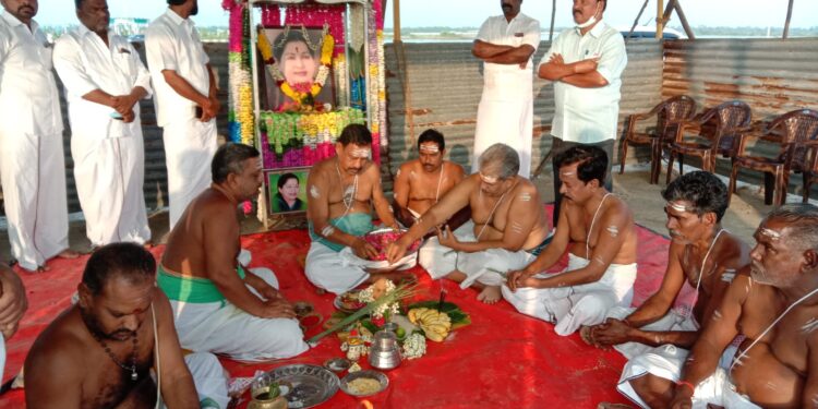 முன்னாள் முதல்வர் ஜெ. ஜெயலலிதா அவர்களுக்கு ஐந்தாம் ஆண்டு தர்ப்பணம் கொடுத்த முன்னாள் அமைச்சர் ஓ எஸ் மணியன்