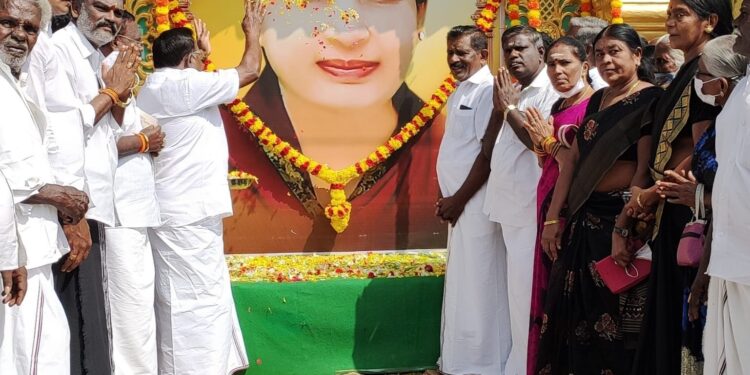 மறைந்த முதல்வர் ஜெயலலிதாவின் 5 ஆம் ஆண்டு நினைவு தினத்தை முன்னிட்டு அதிமுக மாநில அமைப்புச் செயலாளர் சி. த செல்லபாண்டியன் தலைமையில் அதிமுக வினர் மாலை அணிவித்து அஞ்சலி செலுத்தினர்.