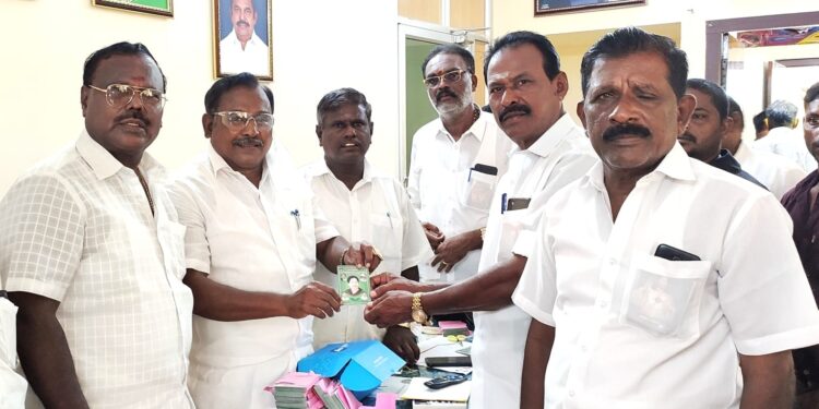 அதிமுகவினருக்கு புதுப்பிக்கப்பட்ட கட்சி உறுப்பினர்களுக்கான அடையாள அட்டைகளை முன்னாள் அமைச்சரும் அதிமுக அமைப்புச் செயலாளர் சி.த. செல்லப்பாண்டியன் வழங்கினார்..