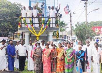 அம்பேத்கர் 65 ஆம் ஆண்டு நினைவு தினம்!! அதிமுக முன்னாள் அமைச்சரும் மாநில அமைப்புச் செயலாளர் சி.த. செல்லப்பாண்டியன் தலைமையில் தூத்துக்குடியில் அதிமுகவினர் மாலை அணிவித்து மரியாதை செலுத்தினார்.