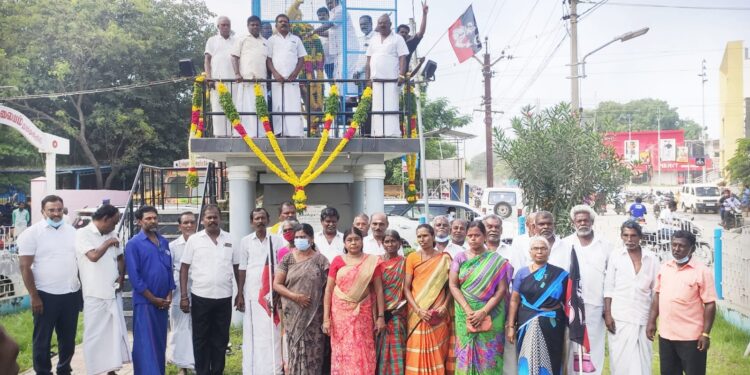 அம்பேத்கர் 65 ஆம் ஆண்டு நினைவு தினம்!! அதிமுக முன்னாள் அமைச்சரும் மாநில அமைப்புச் செயலாளர் சி.த. செல்லப்பாண்டியன் தலைமையில் தூத்துக்குடியில் அதிமுகவினர் மாலை அணிவித்து மரியாதை செலுத்தினார்.