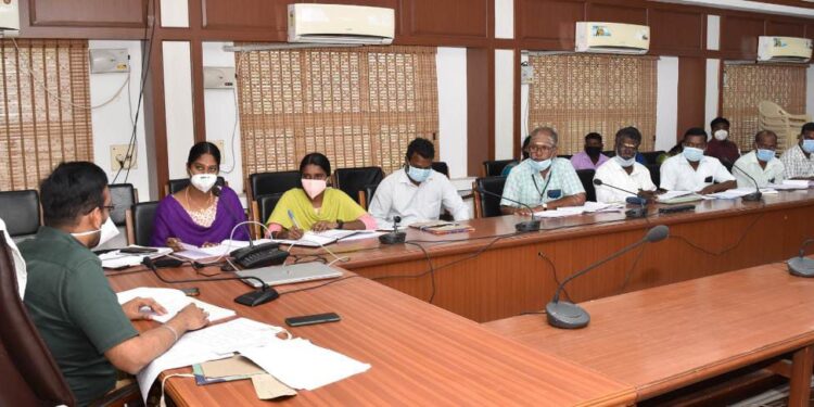 நாகப்பட்டினம் மாவட்ட ஆட்சியர் அலுவலகத்தில் வேளாண்மை மற்றும் உழவர் நலத்துறையின் திட்டங்கள் தொடர்பான ஆய்வு கூட்டம்