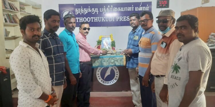 பாரதியார் பிறந்த நாள் விழா: தூத்துக்குடி பத்திரிகையாளர் மன்றம் சார்பில் மலர் தூவி மரியாதை