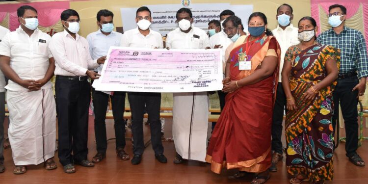 மகளிர் சுயஉதவிக்குழுக்களுக்கு வங்கி கடன் (ம) நலத்திட்ட உதவிகள் வழங்கல்