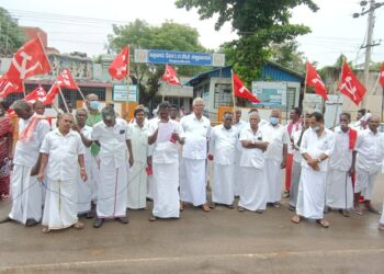 இந்திய கம்யூ கட்சி ( மார்க்சிஸ்ட் )சார்பில் மழையால் பாதிக்கப்பட்ட குடும்பங்களுக்கு நிவாரணம் வழங்க கோரி கண்டன ஆர்பாட்டம்  வேதாரண்யம் டிச 15