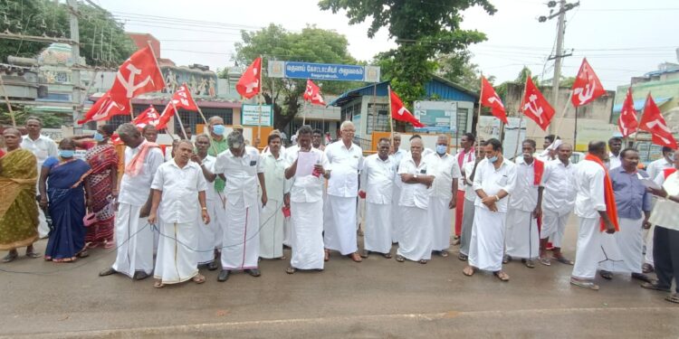 இந்திய கம்யூ கட்சி ( மார்க்சிஸ்ட் )சார்பில் மழையால் பாதிக்கப்பட்ட குடும்பங்களுக்கு நிவாரணம் வழங்க கோரி கண்டன ஆர்பாட்டம் வேதாரண்யம் டிச 15