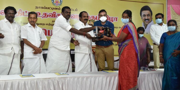 நாகப்பட்டினம் மாவட்டம் இ.ஜி.எஸ்.பிள்ளை கல்லூரி அரங்கத்தில் அமைச்சர் சிவ.வீ.மெய்யநாதன் தலைமையில் நலத்திட்ட உதவிகள் வழங்கும் விழா