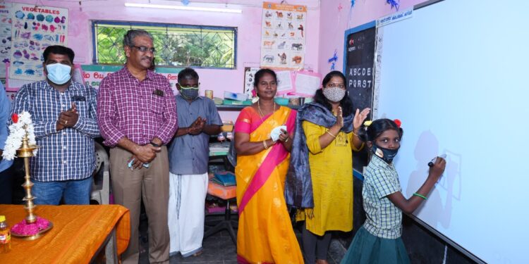 ஸ்டெர்லைட் நிறுவனத்தின் மூலம் ராஜாவின்கோவில் தொடக்கப்பள்ளியில் ஸ்மார்ட் வகுப்பறை